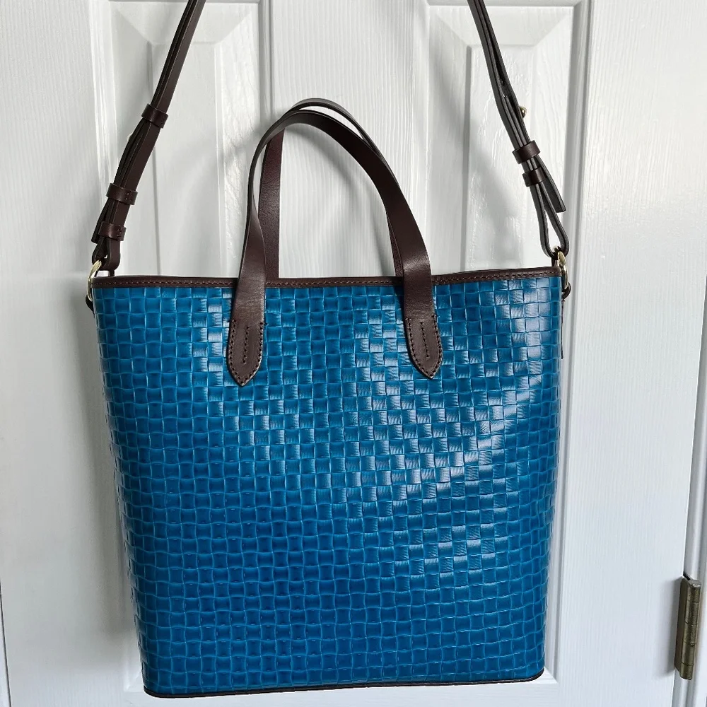 NWOT Dooney & Bourke Woven Embossed Blue Leather Shopper Tote with Wristlet - Picture 3 of 6